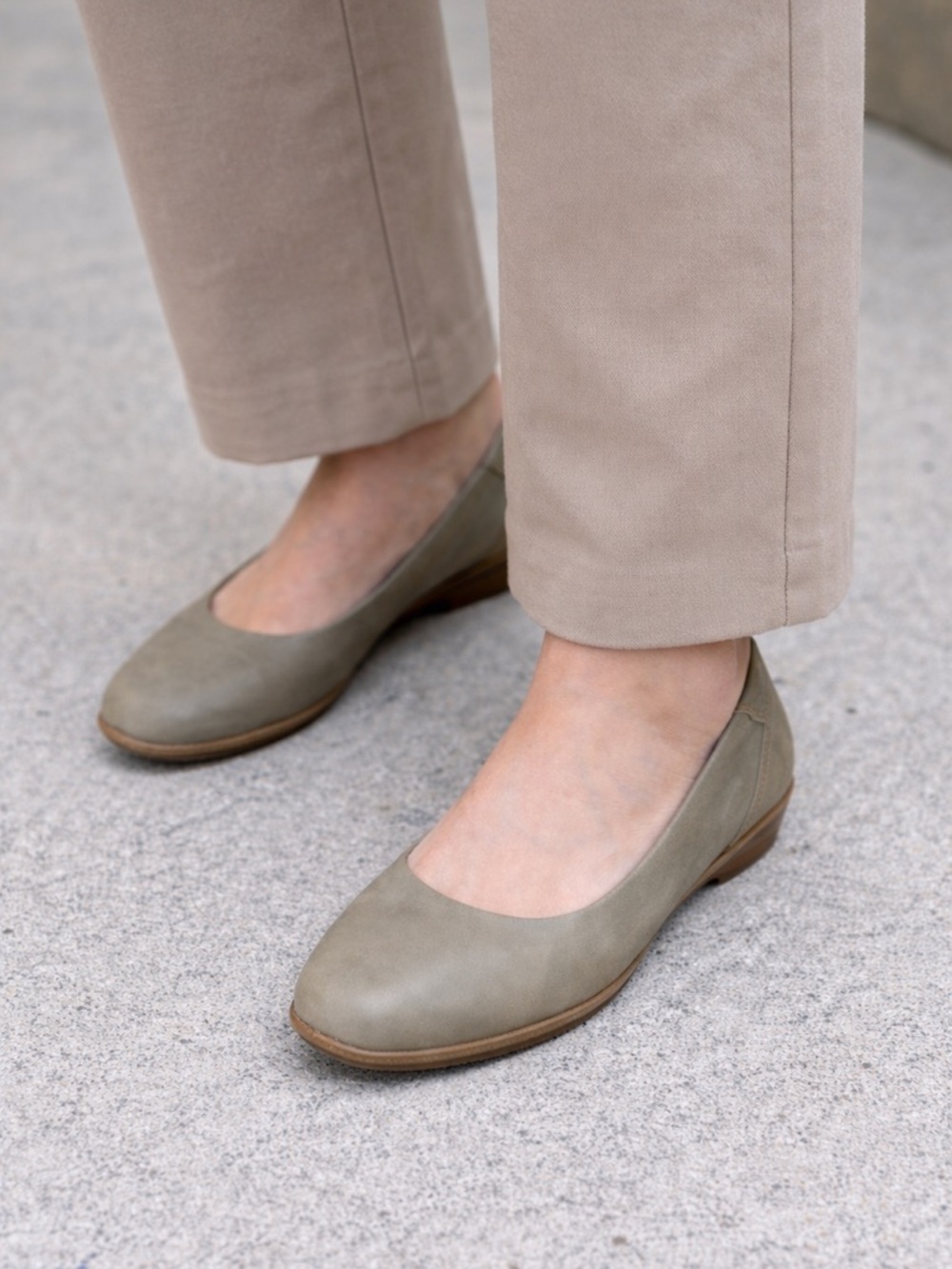 BOC Leather Flats size 8 in neutral gray/green color